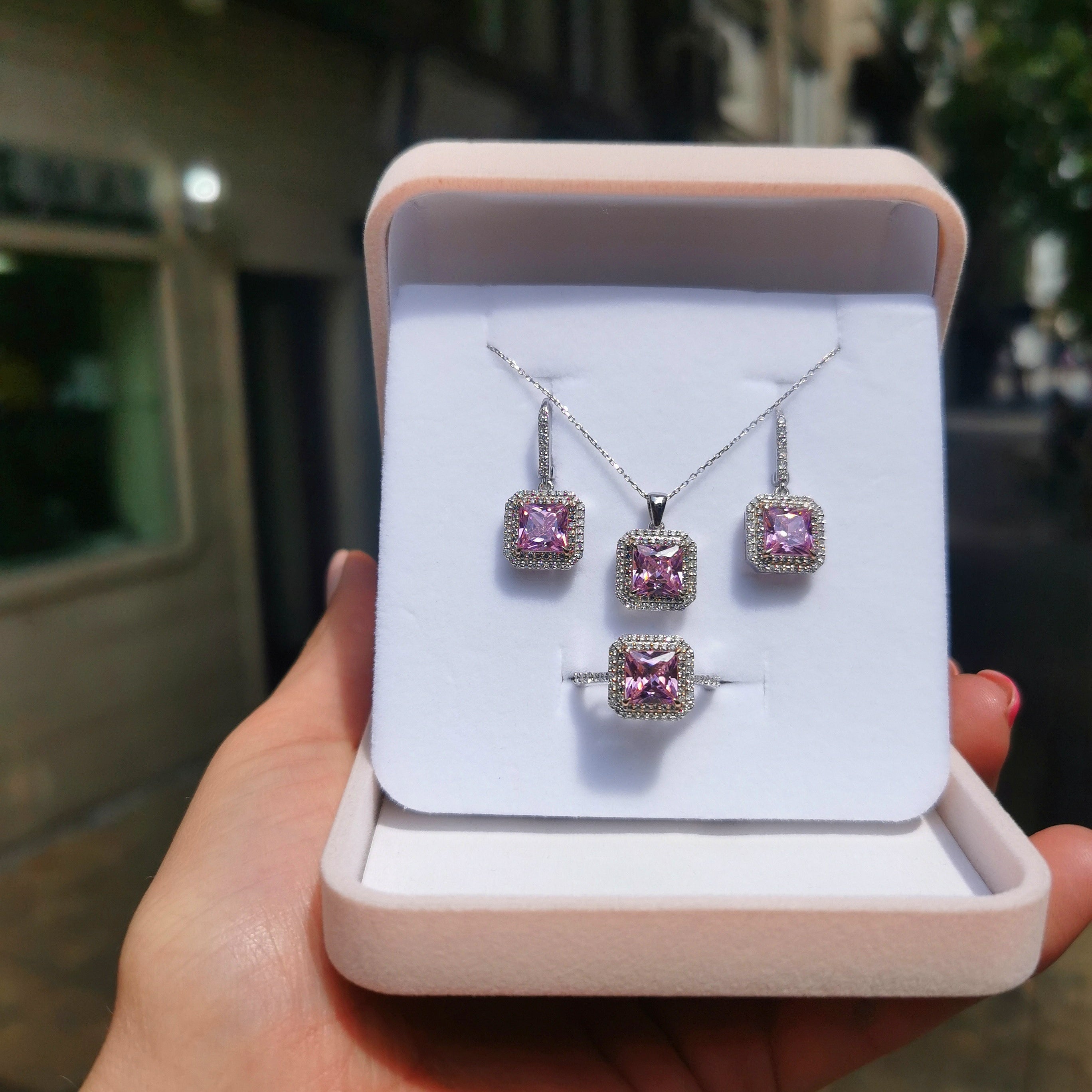 Диамантен сет със Розови сапфири 10.83 карата